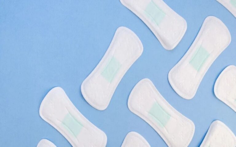 Toallas higiénicas en un fondo azul