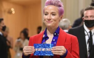 Los 10 famosos LGBT en la Met Gala que hicieron historia con sus atuendos