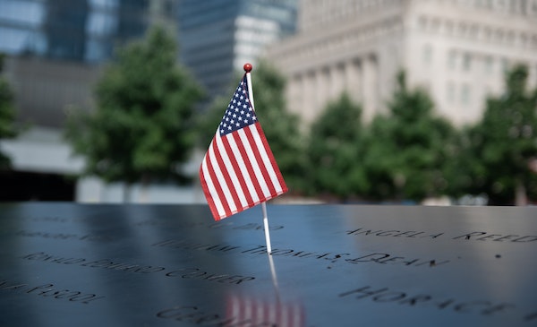 Bandera de EEUU sobre el monumento del 11 de septiembre