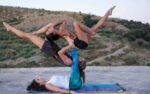 ¿Qué es el acroyoga y por qué te ayuda a conectar con los demás?