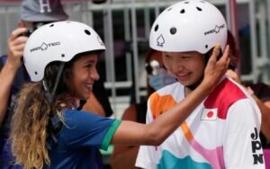 Momiji y Rayssa, dos jóvenes de 13 años que se llevan las medallas en skate feminino.