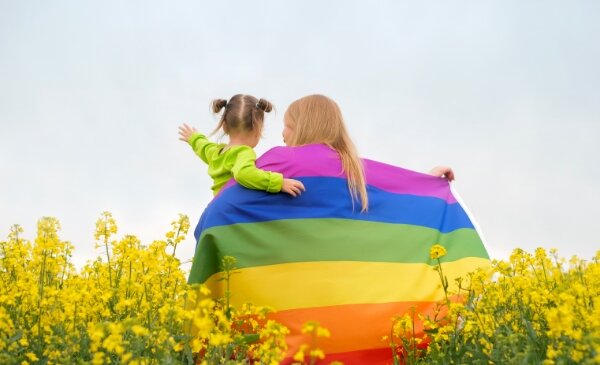 mama con bandera lgbt y su hija