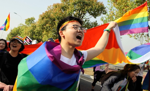 Activista LGBT en marcha
