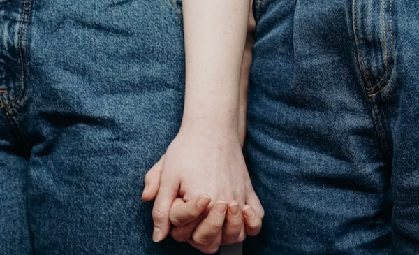 Dos personas tomándose de la mano