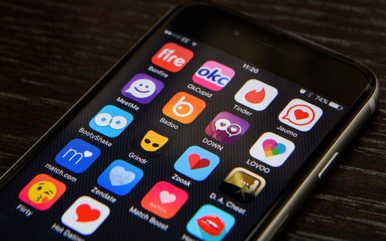 Apps de citas en la pantalla de un celular