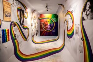 Un arcoíris se coló en el museo