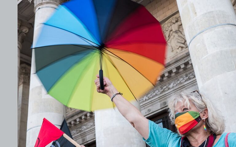 personas con paraguas LGBT