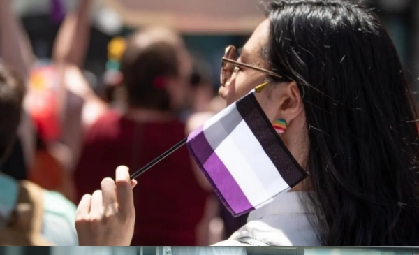 persona con bandera asexual