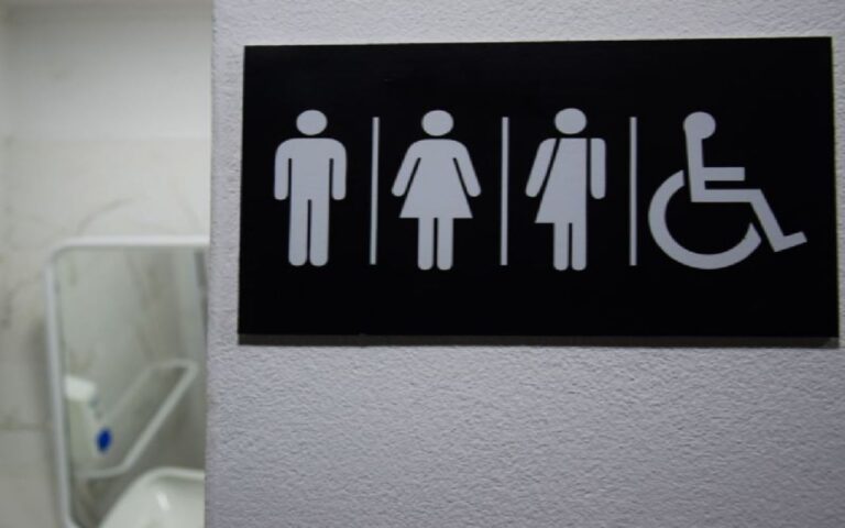 Símbolo de los baños LGBT o baños neutros