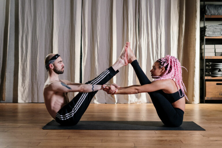 pareja haciendo yoga