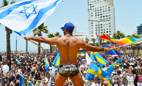 persona con la bandera lgbt israel