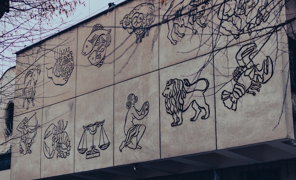 Símbolos de los signos tallados en una pared