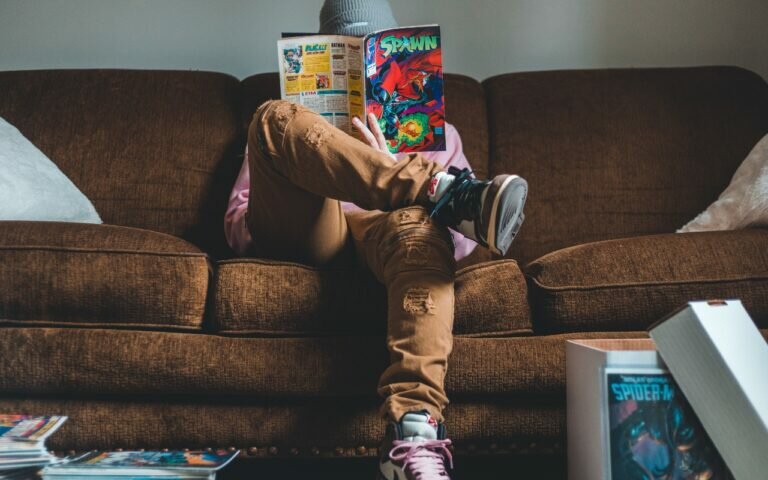 persona leyendo comic