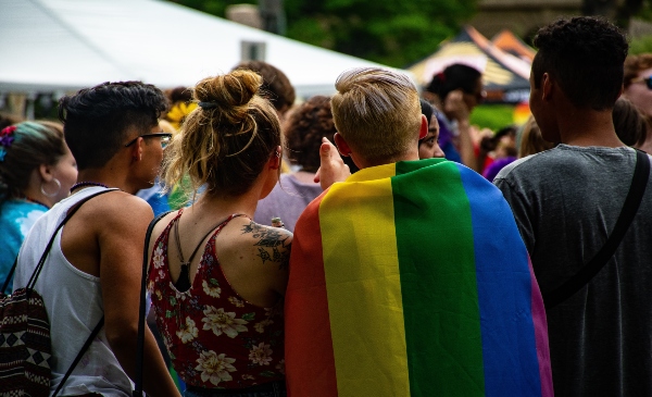 Personas en una marcha LGBT