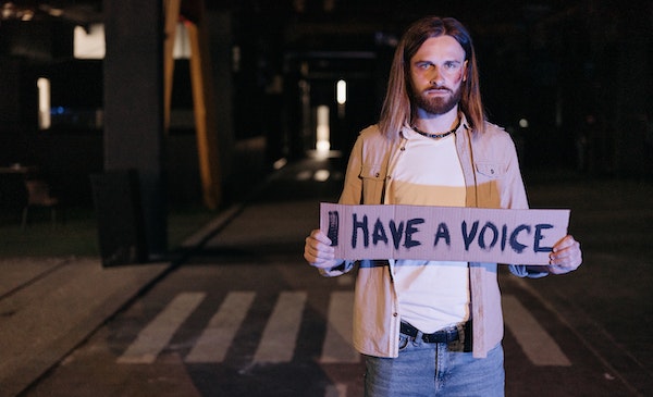 Persona con anuncio que dice 'I have a voice'