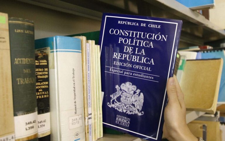 Portada de la constitución de Chile