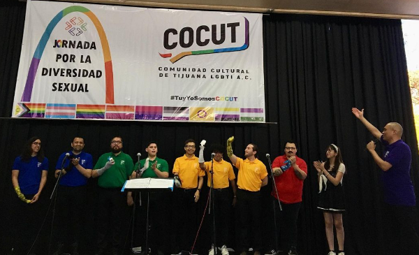 Coro gay de Tijuana en presentación
