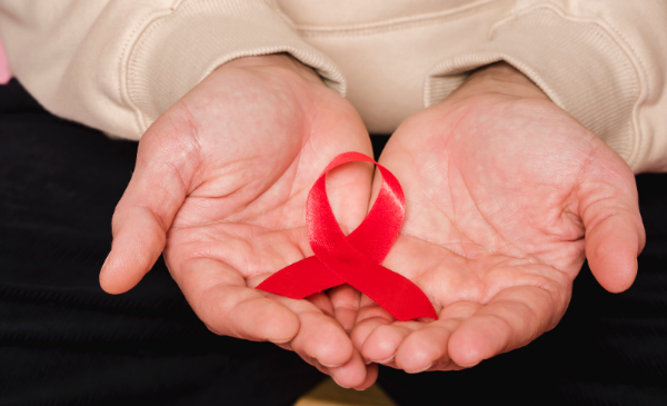 Persona con el símbolo del VIH en las manos