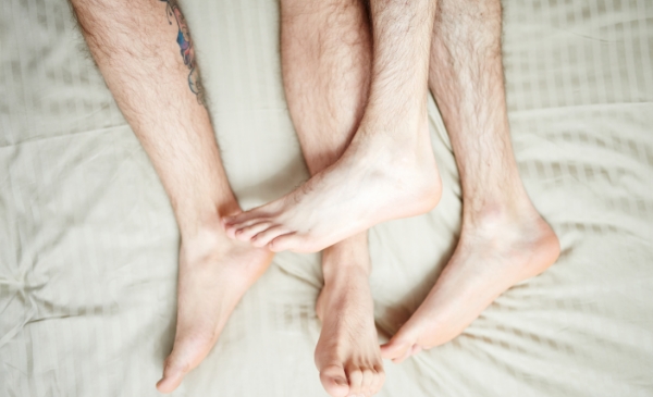 piernas peludas en la cama