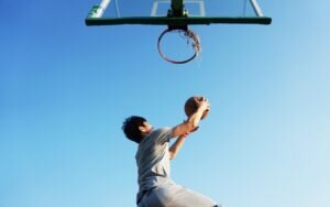 ¿Por qué es importante realizar deporte durante la adolescencia?