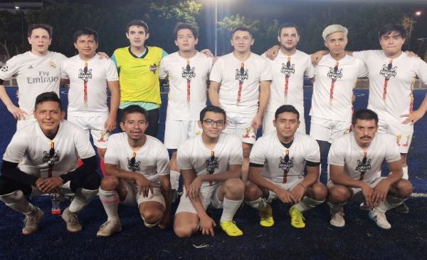 Kraken Deportivo, equipo de deporte LGBT mexicano posando