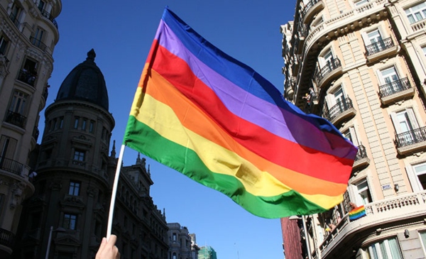 Valencia con una bandera LGBT