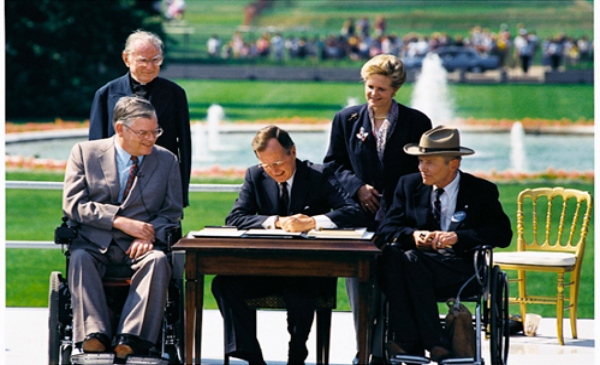 26 de julio de 1990, George H. W. Bush firmando la Ley para Estadounidenses con Discapacidades