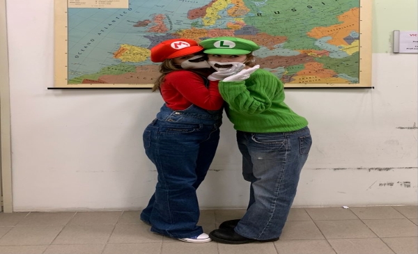 Dos personas vestidas de Mario y Luigi