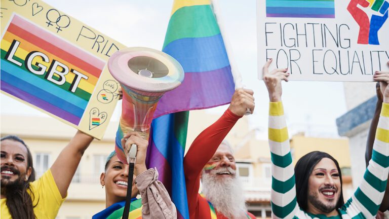 EuroPride 2022 personas LGBT manifestándose