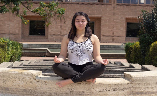 Gabriela Díaz practicando Yoga en una biblioteca