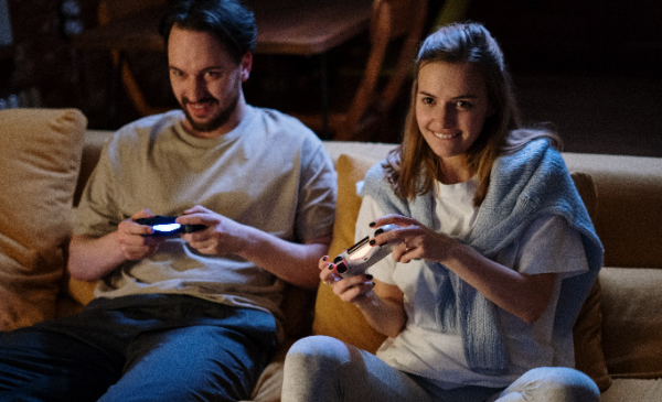 Dos personas jugando videojuegos