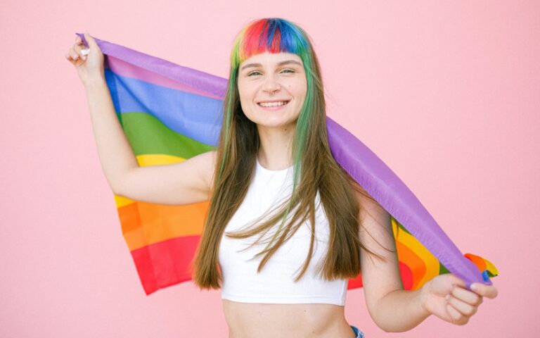 Persona sosteniendo la Bandera LGBT