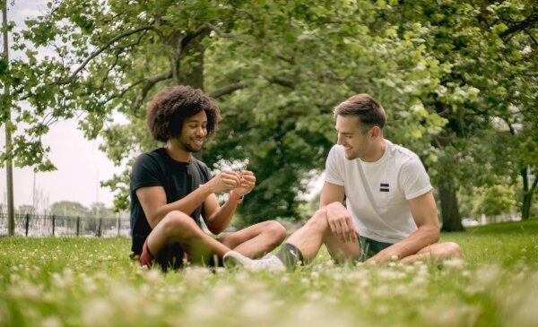 chicos en una date en el parque