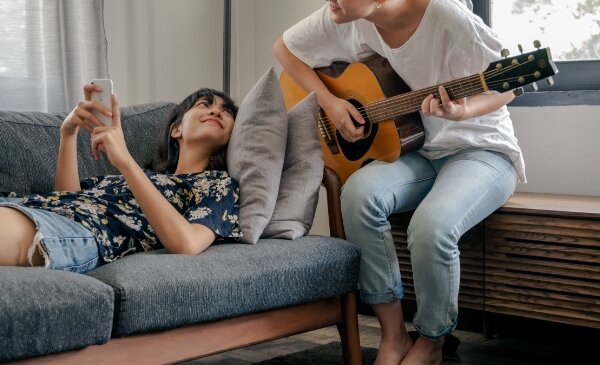 chico tocandole la guitarra a otro