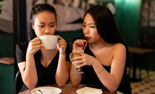 chicas tomando cafe