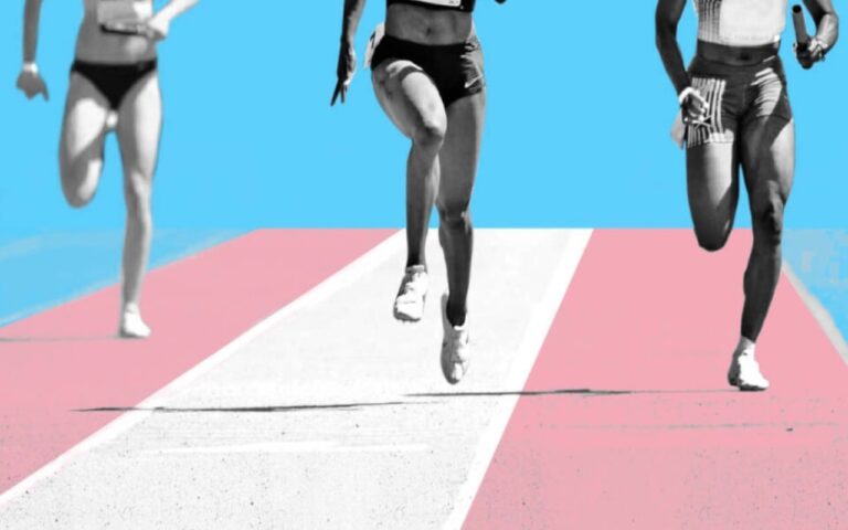 Atletas trans corriendo sobre la bandera trans