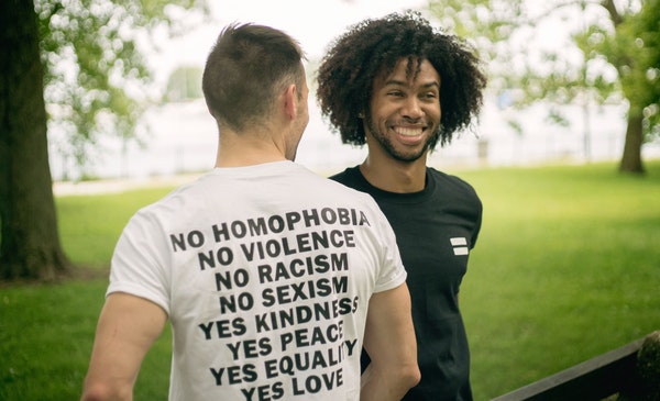 Persona con un mensaje en contra de la discriminación en su camisa