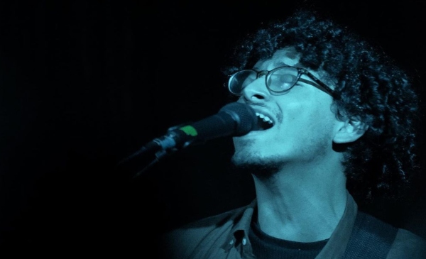 José Vitola cantando