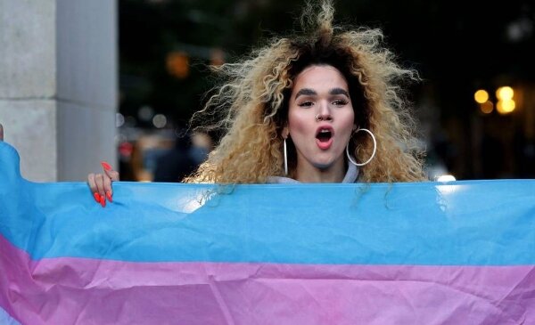 chica con bandera trans