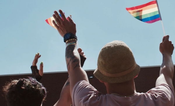 personas saludando la bandera LGBT