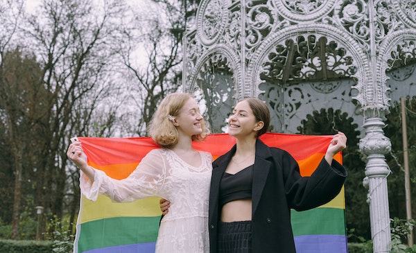 Dos mujeres con la bandera LGBT