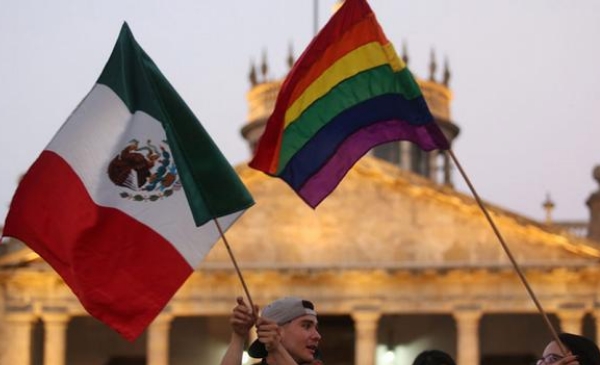 bandera LGBT y bandera mejicana