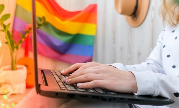 persona trabajando y la bandera LGBT