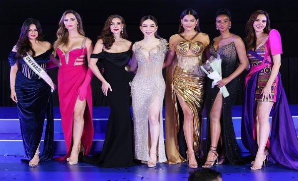 Anne Jakapong junto a otras Miss Universo