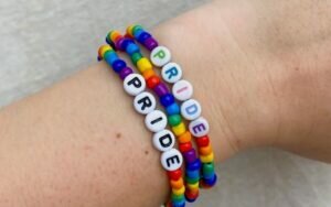 Moda con orgullo, aprende a hacer tu pulsera LGBT