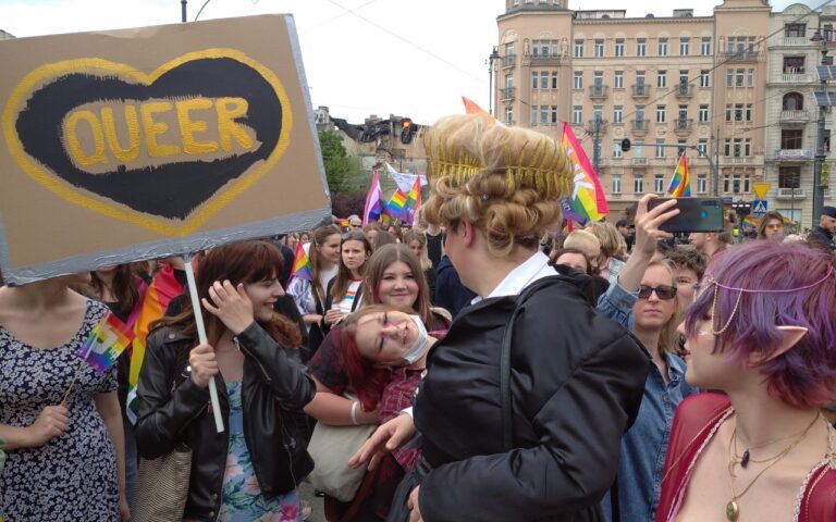 persona con un cartel que dice queer