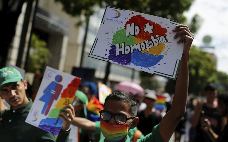 Persona con un cartel de no más homofobia