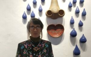 Ovarios Calvarios: una exposición para conmemorar a las mujeres víctimas de la violencia en Colombia