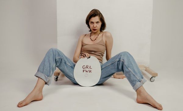 Mujer con un cartel de "Girl Power"