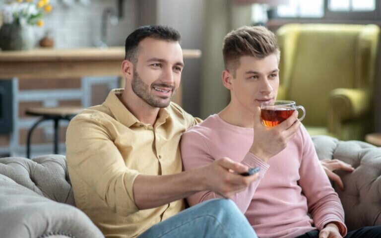 chicos viendo la tele